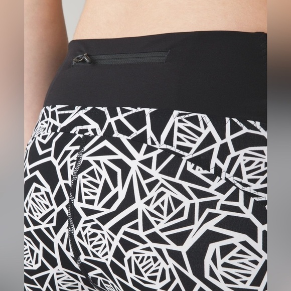 Lululemon Real Quick Crop *Full-On Luxtreme, Posey Black White/Black, Size 2 - Picture 4 of 12
